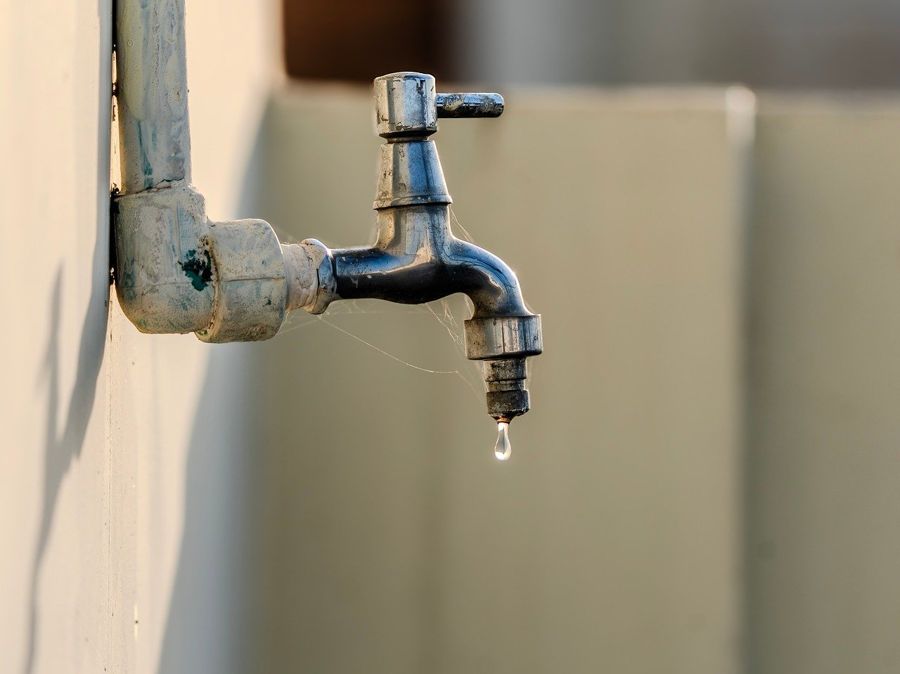 apprenez à réparer une fuite de robinet facilement avec nos conseils pratiques et économisez de l'eau et de l'argent.